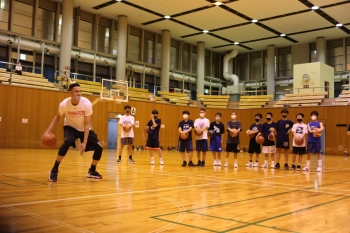 市内中学校の参加者の皆さんと田代コーチ、ラシード ファラーズ選手の画像2