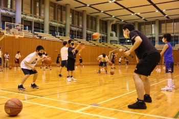 市内中学校の参加者の皆さんと田代コーチ、ラシード ファラーズ選手の画像3