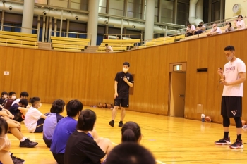 市内中学校の参加者の皆さんと田代コーチ、ラシード ファラーズ選手の画像4