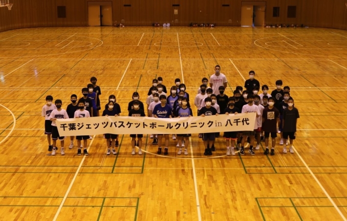 市内中学校の参加者の皆さんと田代コーチ、ラシード ファラーズ選手の画像5