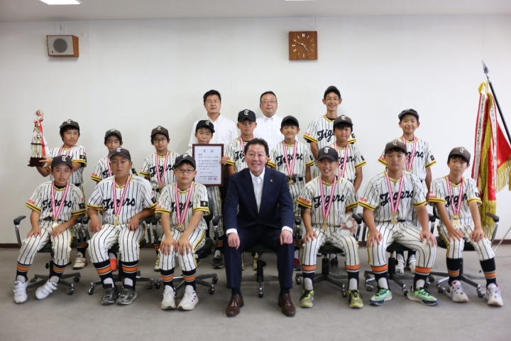 優勝された大和田タイガースの皆さんと市長