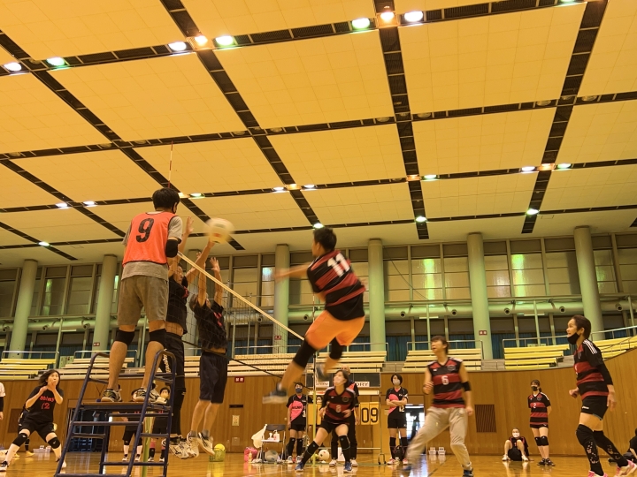 ソフトバレーボールをする選手たち