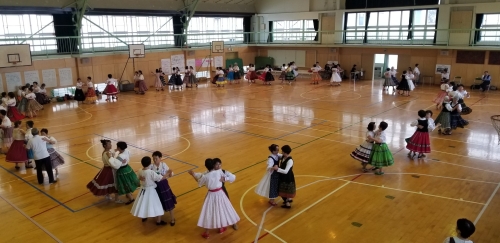 フォークダンスを踊る様子