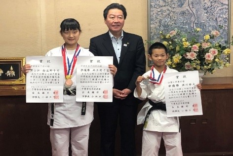 市長と出場する空手道選手の画像