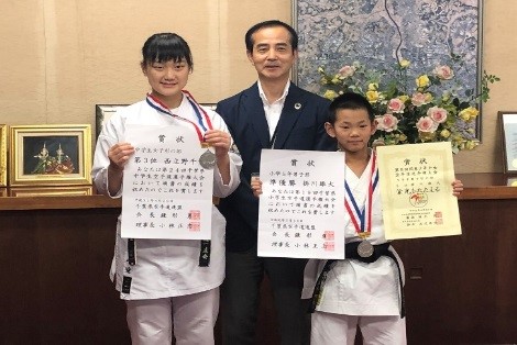 教育長と空手道選手の記念写真