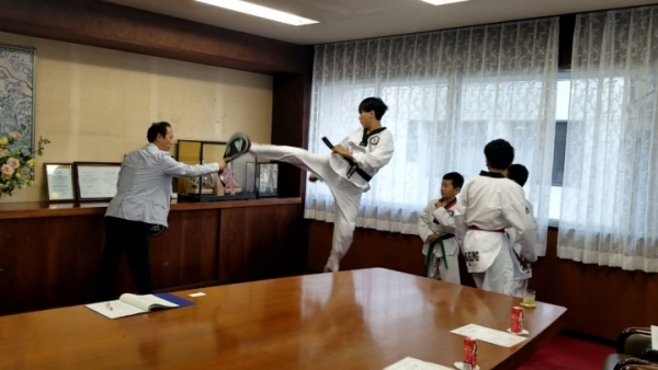 テコンドー蹴り技披露