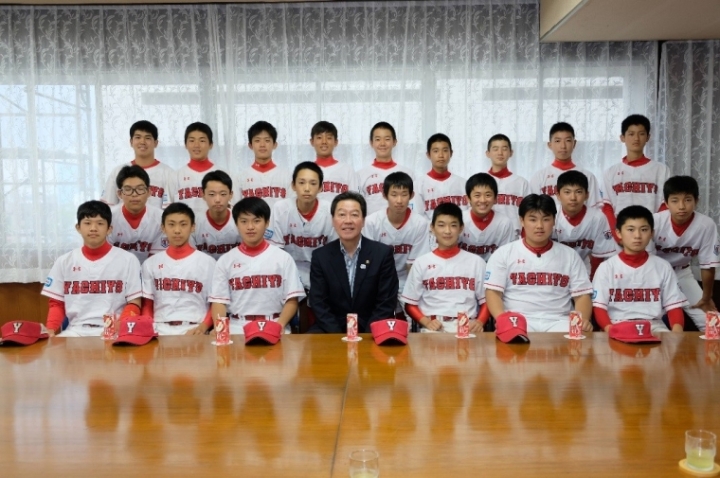市長と八千代ボーイズ記念撮影