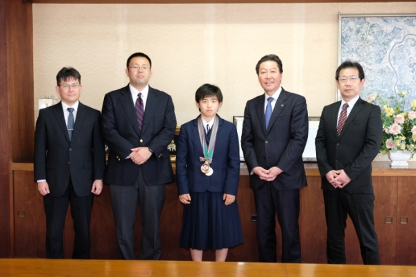 服部市長と今回表敬訪問された方々