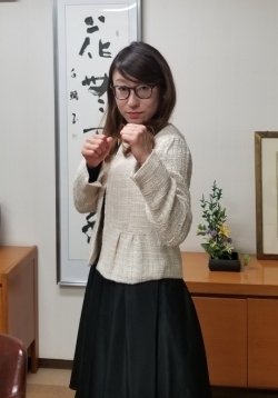 ファイティングポーズを取る小室さん