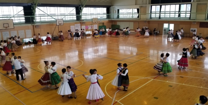 フォークダンスを踊る参加者の皆さん