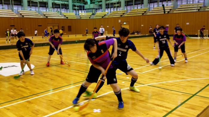 球際を競り合う選手たち