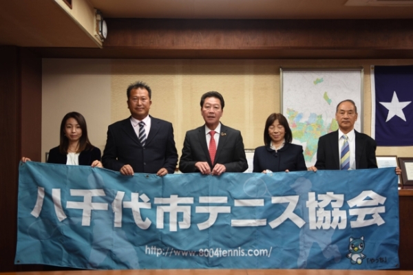 左から月脚選手、前田監督、服部市長、丸一テニス協会副会長、祖父江テニス協会会長の画像