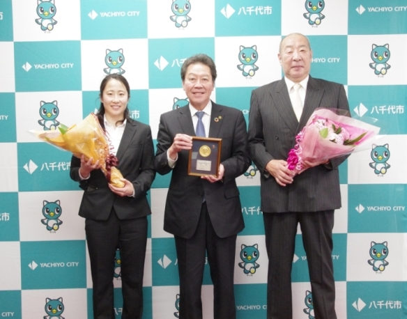 左から鈴木選手、服部市長、加藤監督の画像