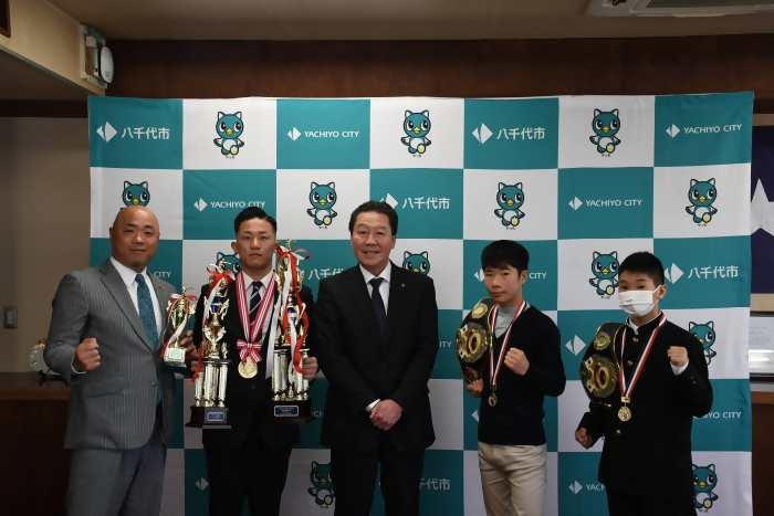 表敬訪問された三谷会長、スコーピオン金太郎選手、野尻來斗選手、小山樹生選手