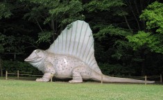 恐竜のモニュメント画像