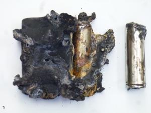 発火したリチウム電池の写真