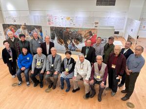 佐山の獅子舞写真パネル前にて(令和5年度 ふるさとの歴史展)